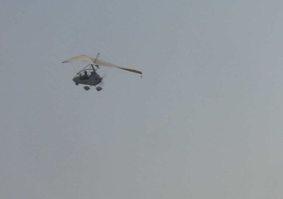 ヒマラヤ遊覧の小型ヘリ