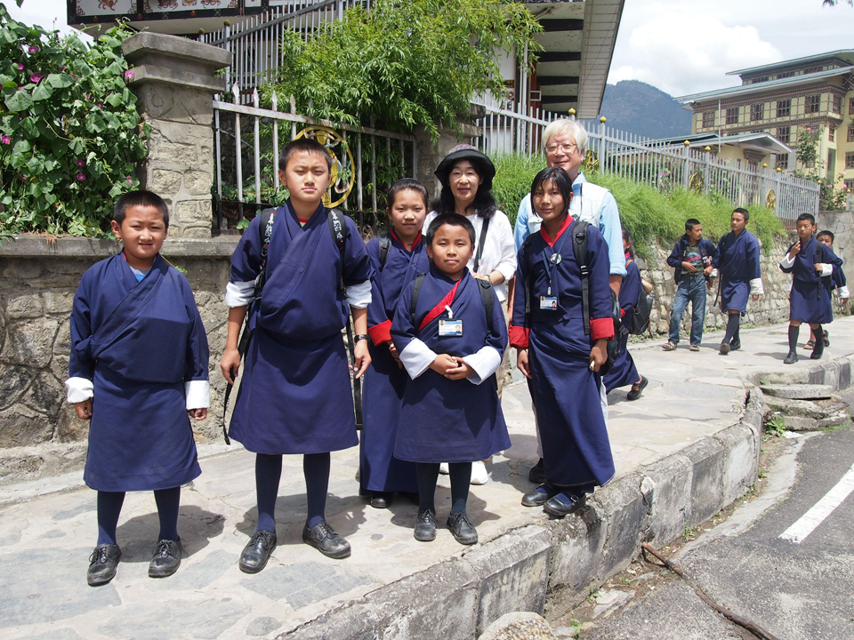 ブータンの小学生と共に